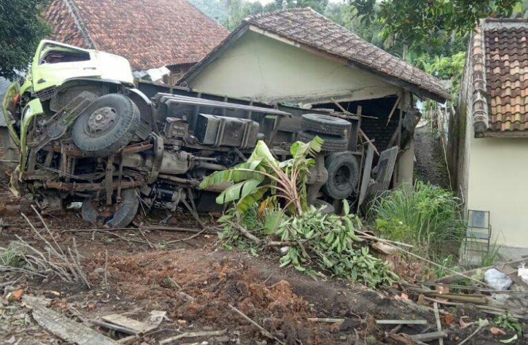 Sebuah Mobil Truk Fuso Alami Kecelakaan Dan menghancurkan 2 Rumah Warga.