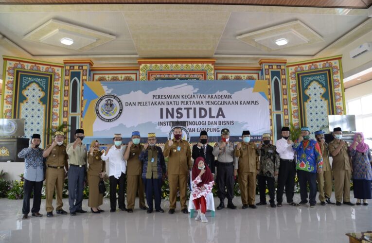PELETAKAN BATU PERTAMA OLEH BUPATI PESAWARAN DALAM RANGKA PERESMIAN INSITUT TEKNOLOGI DAN BISNIS DINIYAH LAMPUNG (INSTIDLA)