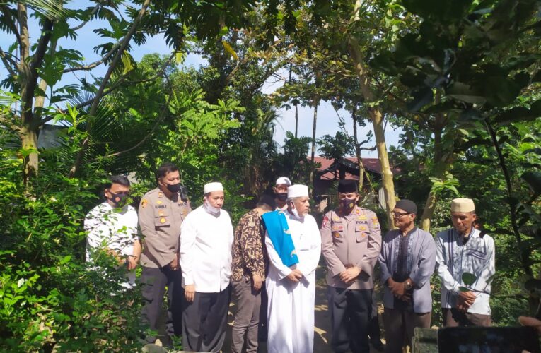 Kapolsek Medan Helvetia Bersama Tokoh – Tokoh Ulama Medan Sumut Silaturahmi Ke Juru Kunci Makam Atok Uteh