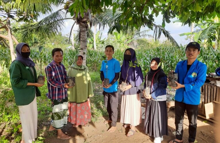 Aksi mahasiswa menanam pohon dalam rangka peringati hari konservasi alam nasional dan hut RI ke 75 Tahun 2020.