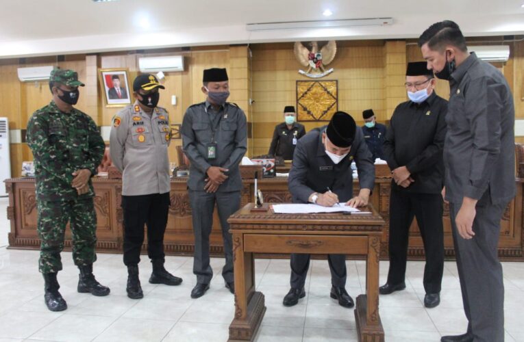H. Kuryana Azis Hadiri Rapat Paripurna Ke-XI DPRD Kab. OKU Dalam Rangka Pengesahan KUPA dan PPAS