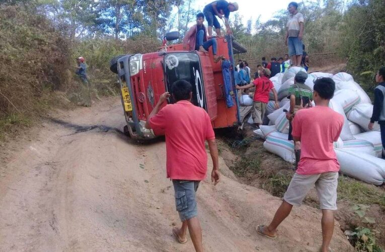 Jalan Baturotok Rusak Parah, Dua Truk Terbalik dalam Seminggu