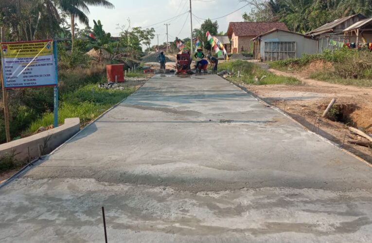 PJ Kepala Desa Wira Bagun M Hasan Spd Harapkan di Bagunnya Jalan Rigit Beton Dapat mempermudah arus transportasi