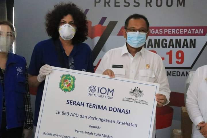 Pemko Medan Terima Bantuan APD dan Alat Kesehatan dari Kepala Kantor IOM Indonesia