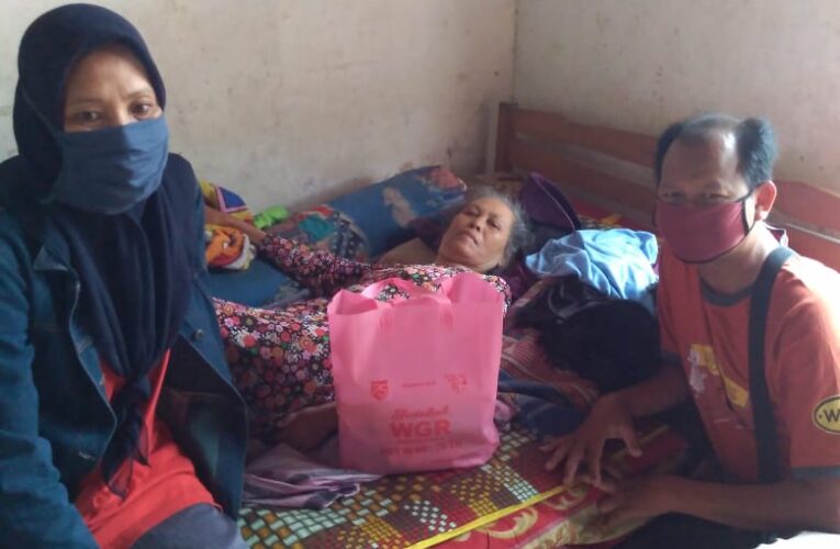 Posko Warung Gotong Royong Kabupaten Magetan Berikan Sembako untuk Lansia Di WGR 14 Desa Milangasri