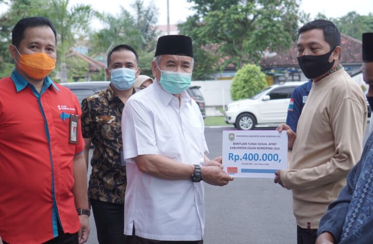 Bupati OKU Drs. H. Kuryana Azis, Serahkan Secara Simbolis Bantuan Sosial Tunai APBD OKU Tahun 2020