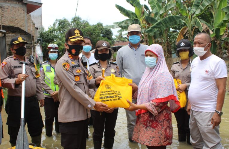 Bantu Korban Banjir, Kapolres Sergai Turunkan Perahu Karet Dan Sembako