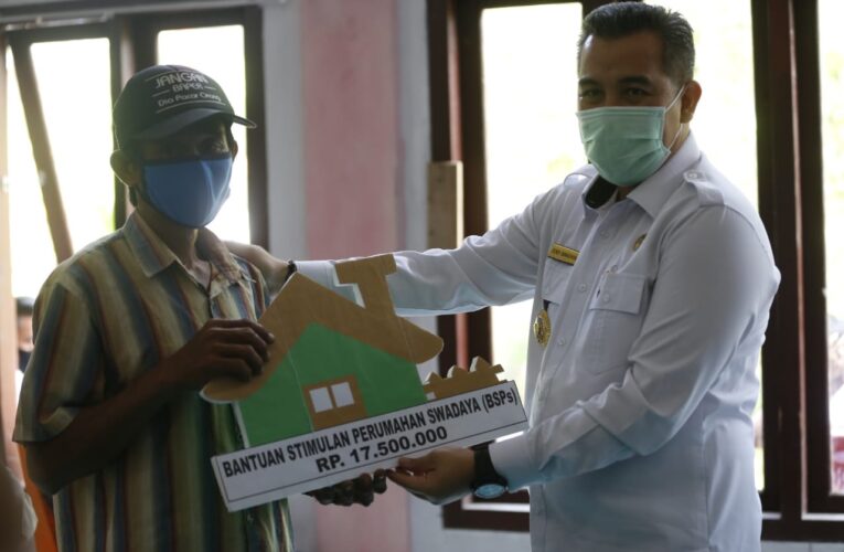 DENDI RHAMADONA K  ST. SERAHKAN BANTUAN STIMULAN PERUMAHAN SWADAYA (BSPS)