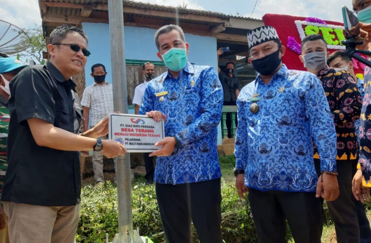 BUPATI PESAWARAN HADIRI LANGSUNG PELETAKAN BATU PERTAMA PEMBANGUNAN PENERANGAN JALAN UMUM-TENAGA SURYA (PJU-TS)