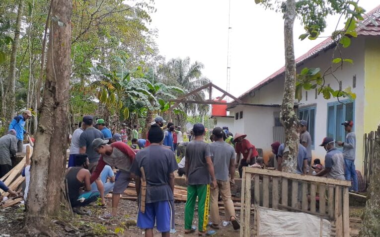 Agar Terciptanya Desa Yang Sehat Desa Sumber Rejo Adakan Gotong Royong