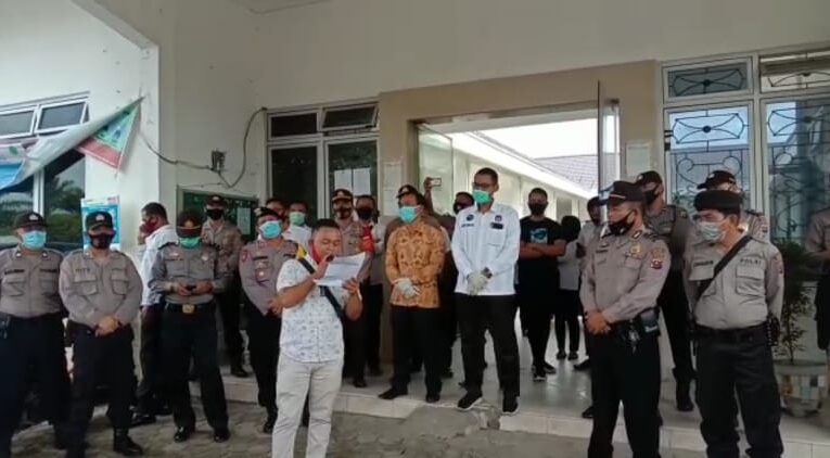 SALING Demo, KPU Simalungun Diminta : Dr H. Anton Ahmad Saragih Dicoret Jadi Calon Bupati Simalungun.