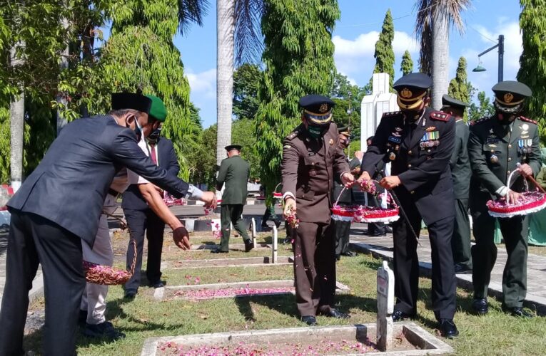 Plt. BUPATI JEMBER, TABUR BUNGA DI TMP PENUH MAKNA