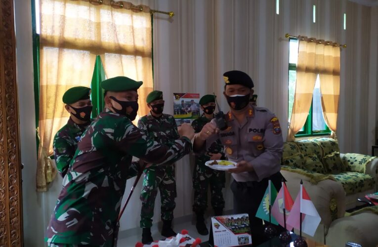 Kasat Sabhara Dan Kapolsek Medan Helvetia Memberikan Kejutan Kepada Danyon zipur 1/DD Medan Di HUT TNI Ke 75