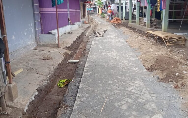PROYEK PAVING PASAR SUKOREJO TANPA PAPAN NAMA DI PERTANYAKAN WARGA