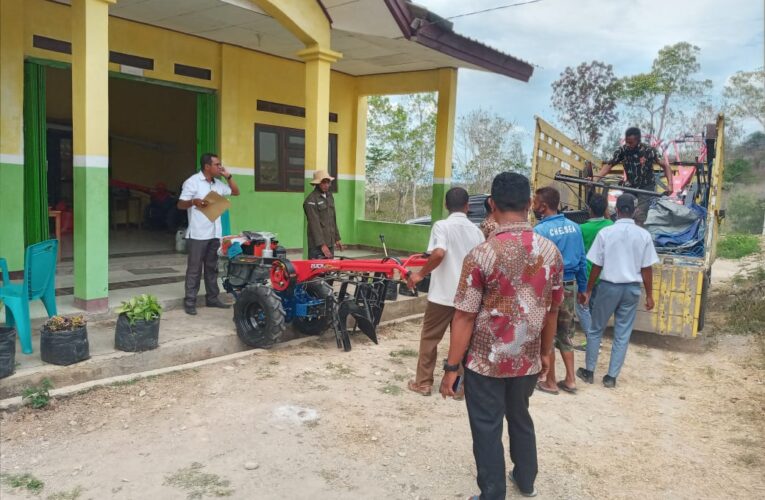“Pemerintah NTT Sumbangkan Traktor: Kepala Sekolah SMKN Nibaaf Ucap Terima Kasih”