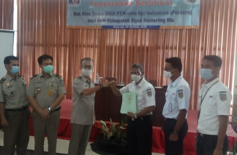 Juanidi Nasution EVP Divre IV Tanjungkarang Terima Secara Langsung Sertifikat Hak Atas Tanah Milik PT. KAI Dari Kepala BPN OKU