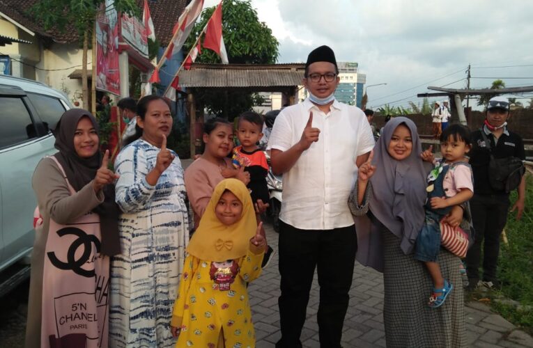 TURUN DARI MOBIL ,VIAN DI SAMBUT IBU- IBU SENAM