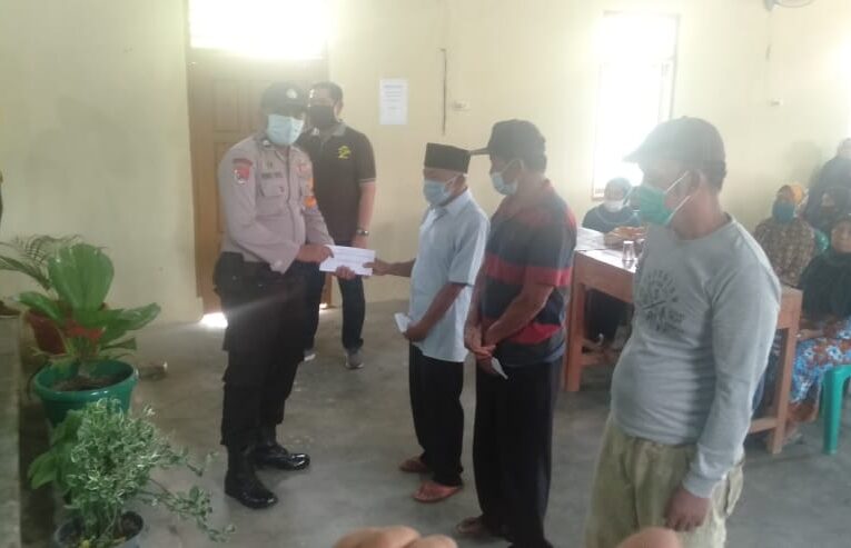 42 Kepala Keluarga Desa Wira Bagun Terima Langsung Bantuan BLT