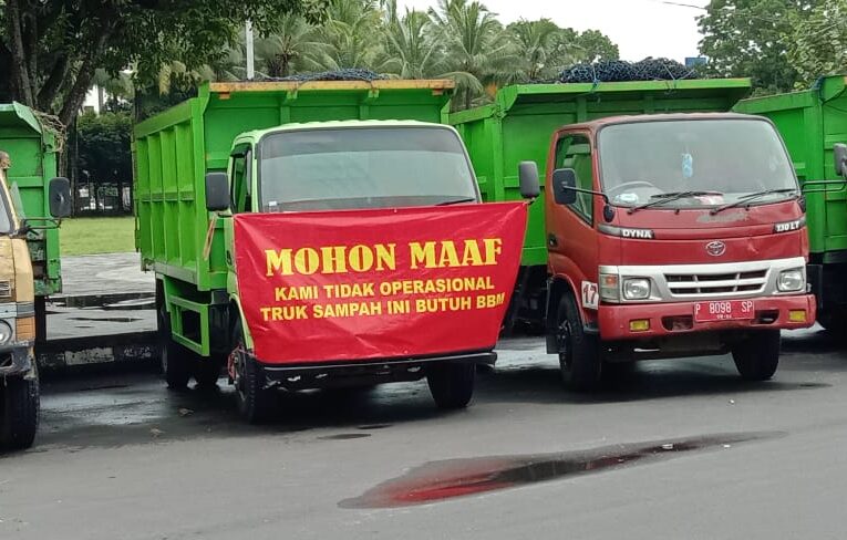 TIDAK ADA ANGGRAN BBM SUPIR TRUK SAMPAH PLAT MERAH MOGOK KERJA