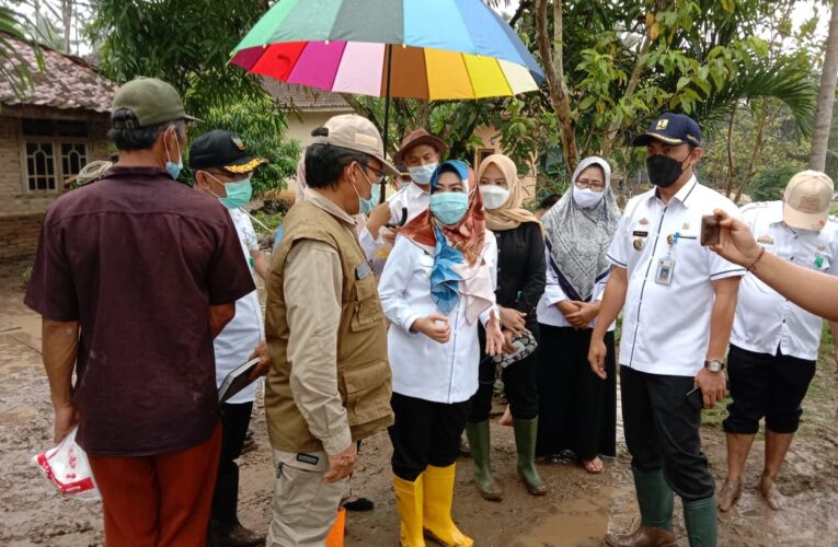 Hj. Dewi Handajani Bupati Tanggamus Tinjau Lokasi Banjir, dan berikan bantuan kepada warga