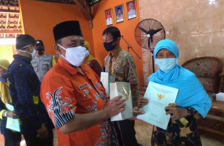 Penyerahan Sertifikat Tanah Kepada Warga Desa Kalang Melalui Program PTSL