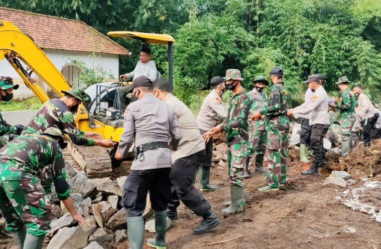 TNI POLRI DAN PENGAIRAN LAKSANAKAN KERJA BAKTI DI SUNGAI BANGSALSARI
