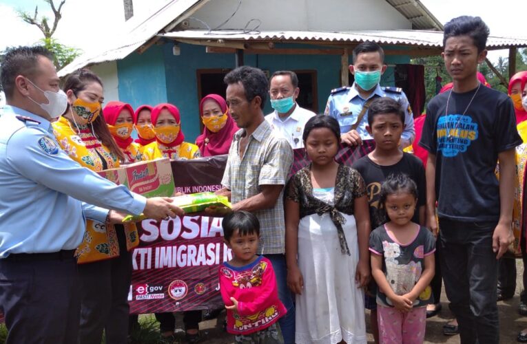 KAKANIM JEMBER BERSAMA ROMBONGAN DATANGI WARGA GUMUKMAS ,ADA APA YA..?