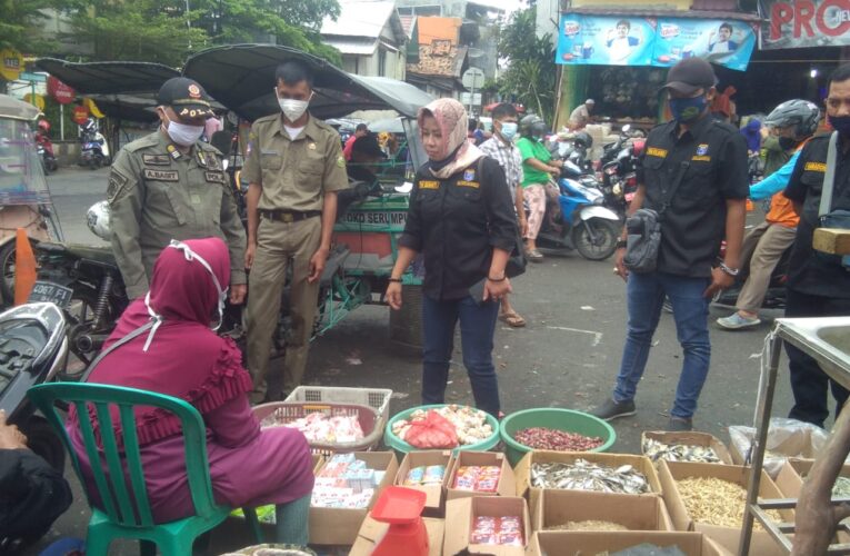 Demi Menjaga Ketertiban dan Kenyamanan Pengujung, Kepala Unit Pasar Atas Emi Susanti Terus Berikan Himbauan Kepada Para Pedagang