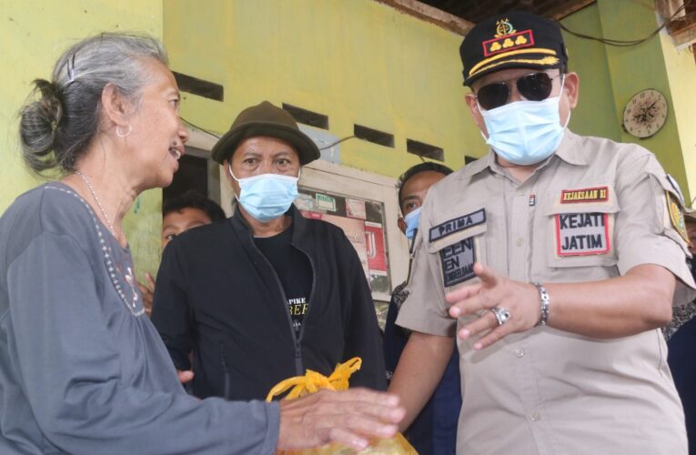 KEJARI DAN JAJ JEMBER PEDULI KORBAN BANJIR WONOASRI TEMPUREJO