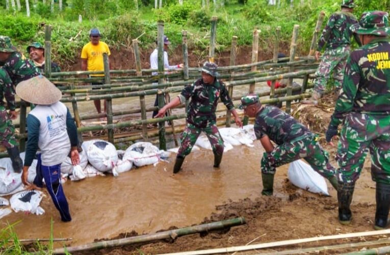 TIM GABUNGAN BERGOTONG ROYONG ATASI TANGKIS SUNGAI YANG RUSAK