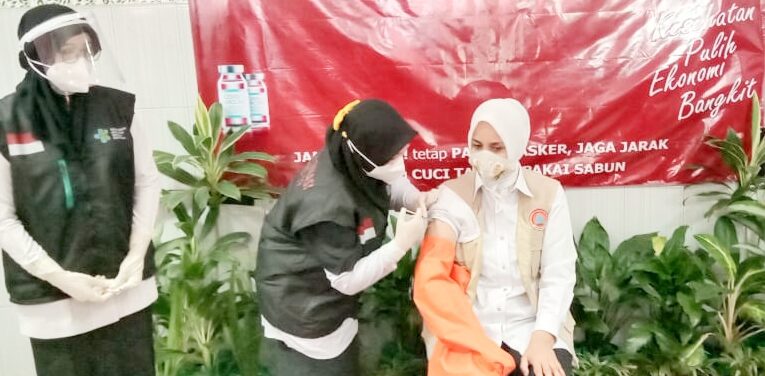 WAKAPOLRES JEMBER IKUT VAKSINASI COVID 19 DI PUSKESMAS KALIWATES