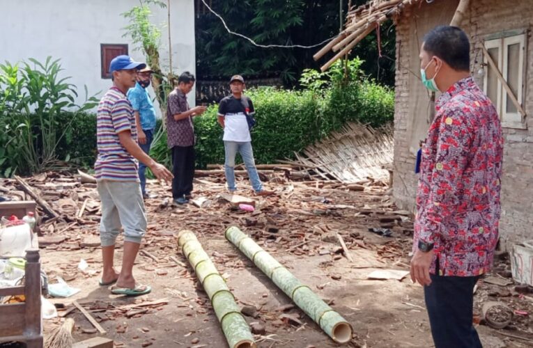 MENDENGAR RUMAH WARGANYA ROBOH , PJ KADES GAMBIRONO LANGSUNG DATANGI LOKASI DAN SALURKAN BANTUAN