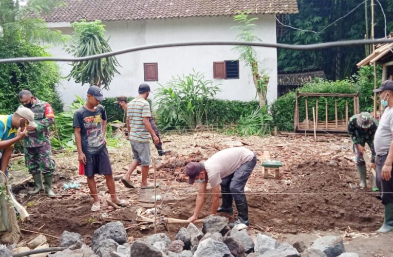 CAMAT BANGSALSARI BERSAMA TNI DAN POLRI LAKSANAKAN GIAT KARYA BAKTI PEMBANGUNAN KEMBALI RUMAH WARGA GAMBIRONO