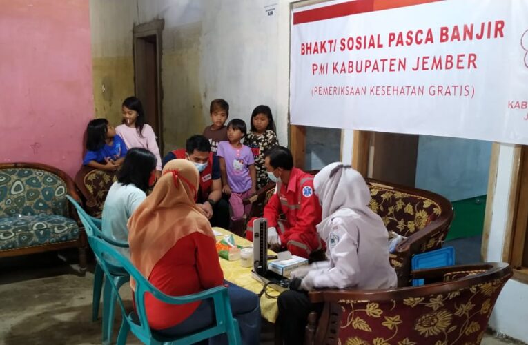 PMI Jember Membagikan Sembako dan Pemeriksaan Kesehatan Gratis