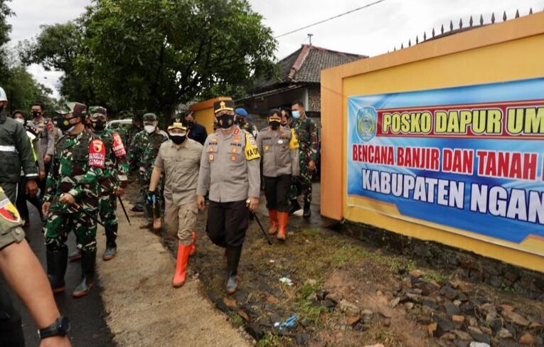 Bhayangkari dan Persit Kartika Chandra Bersinergi Membantu Masyarakat di Posko Pengungsian
