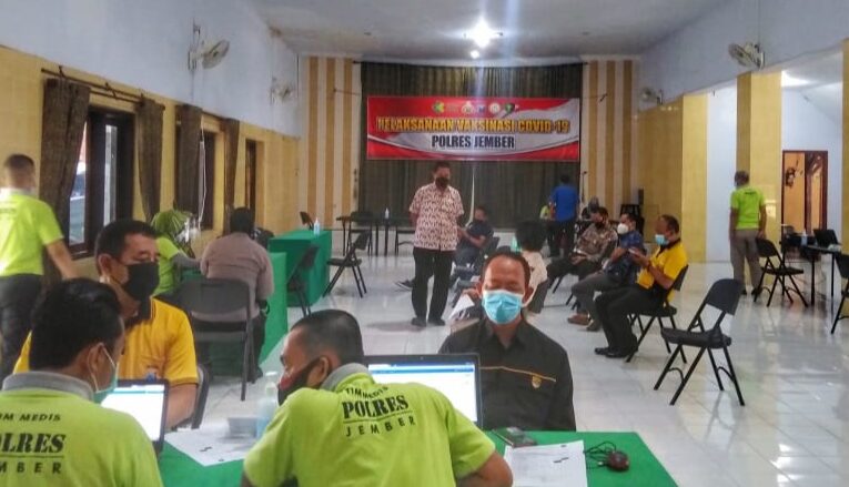 164 Personil, PNS Dan Staf Polres Jember Ikuti Vaksinasi Covid-19 Susulan Tahap 1