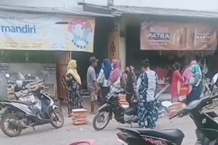 Syaiful Rijal Pendamping BPNT kecamatan Sumber Baru , Saya Lapor Ke Dinsos Dan Bank Penyalur Jika Agen Menyalurkan Mi Instan dan Deterjen Kepada KPM BPNT