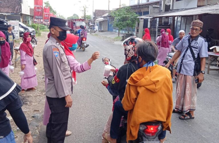 Menjelang Buka Puasa Laskar Sholawat Nusantara Bagi Bagi Takjil Gratis