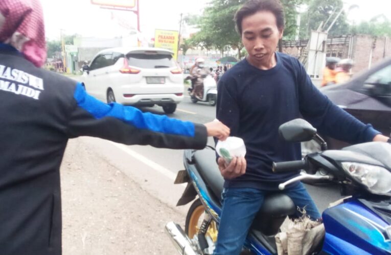 Santri Dan Pengurus YLP Al Majidi Bagi Bagi Takjil Gratis