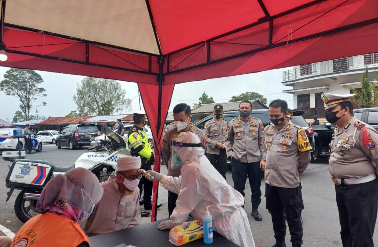 Selaku Pamatwil, Karo SDM Polda Jatim Cek Posko Penyekatan Cemoro Sewu, perbatasan Propinsi Jawa Timur-Jawa Tengah
