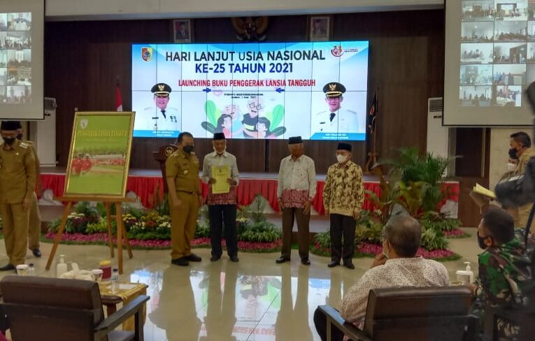 Bupati Jember Tanda Tangani Sampul Buku Penggerak Lansia Tangguh