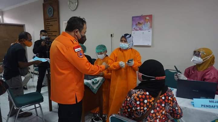 Ketua TP PKK Kabupaten Jember Meninjau Langsung Vaksinasi Masyarakat