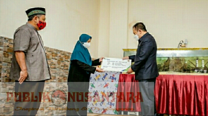 Sesuai Prokes Bupati Jember Serahkan Santunan BPJSKT Kepada Keluarga Almarhum Kades Ajung