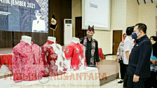 Bupati Serahkan Hadiah Kepada Para Pemenang Desain Batik Kas Jember