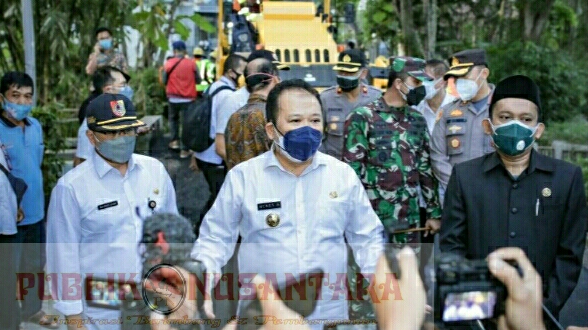 Bersama Rombongan Bupati Hendy Meninjau Proyek Pengaspalan