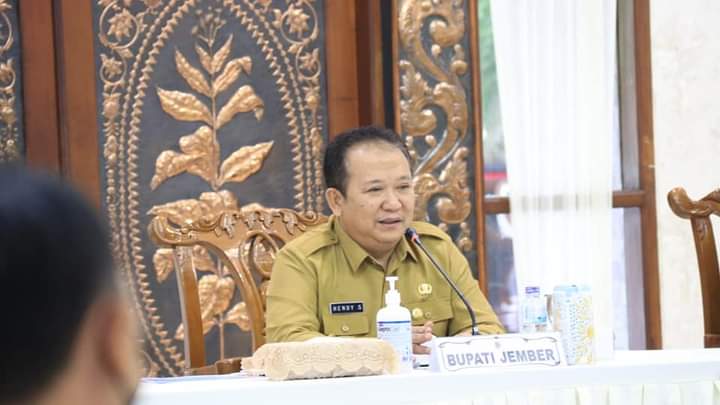 Empat Sekolah Mendapat Predikat Adiwiyata Bupati Berikan Piagamnya