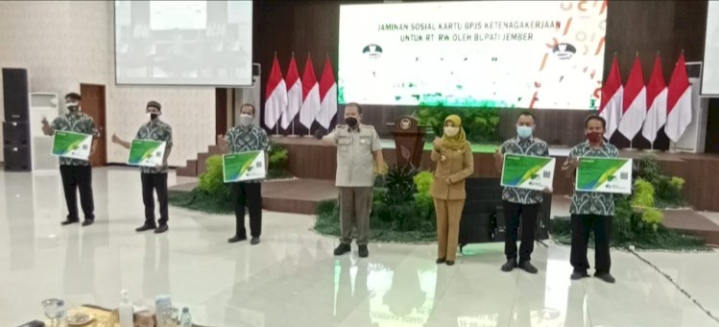 Bupati Jember Daftarkan Ribuan Ketua RT/RW BPJSTK, Sekaligus Serahkan Santunan Kepada 2 0rang