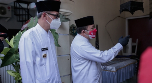 Penerapan PPKM      Bupati Jember Serahkan Sembako Dan Vitamin