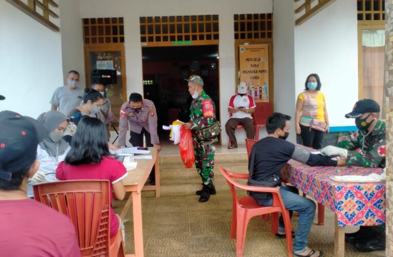 Personel Satgas Yonif 144/JY Bersama Nakes Gelar Vaksinasi Covid-19 di Batas Negeri