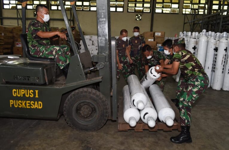 TNI AD Distribusikan Tabung Oksigen ke Beberapa RSAD